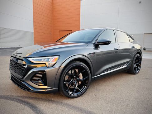 Used 2024 Audi Q8 e-tron Premium image 3