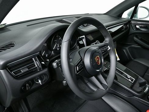New 2025 Porsche Macan image 4