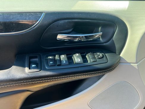 Used 2016 Chrysler Town & Country Touring w/ Driver Convenience Group image 13