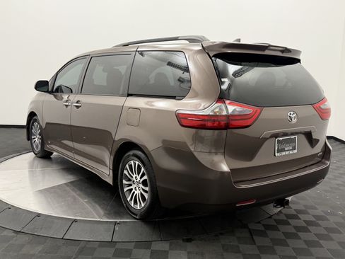 Used 2020 Toyota Sienna XLE FWD image 5