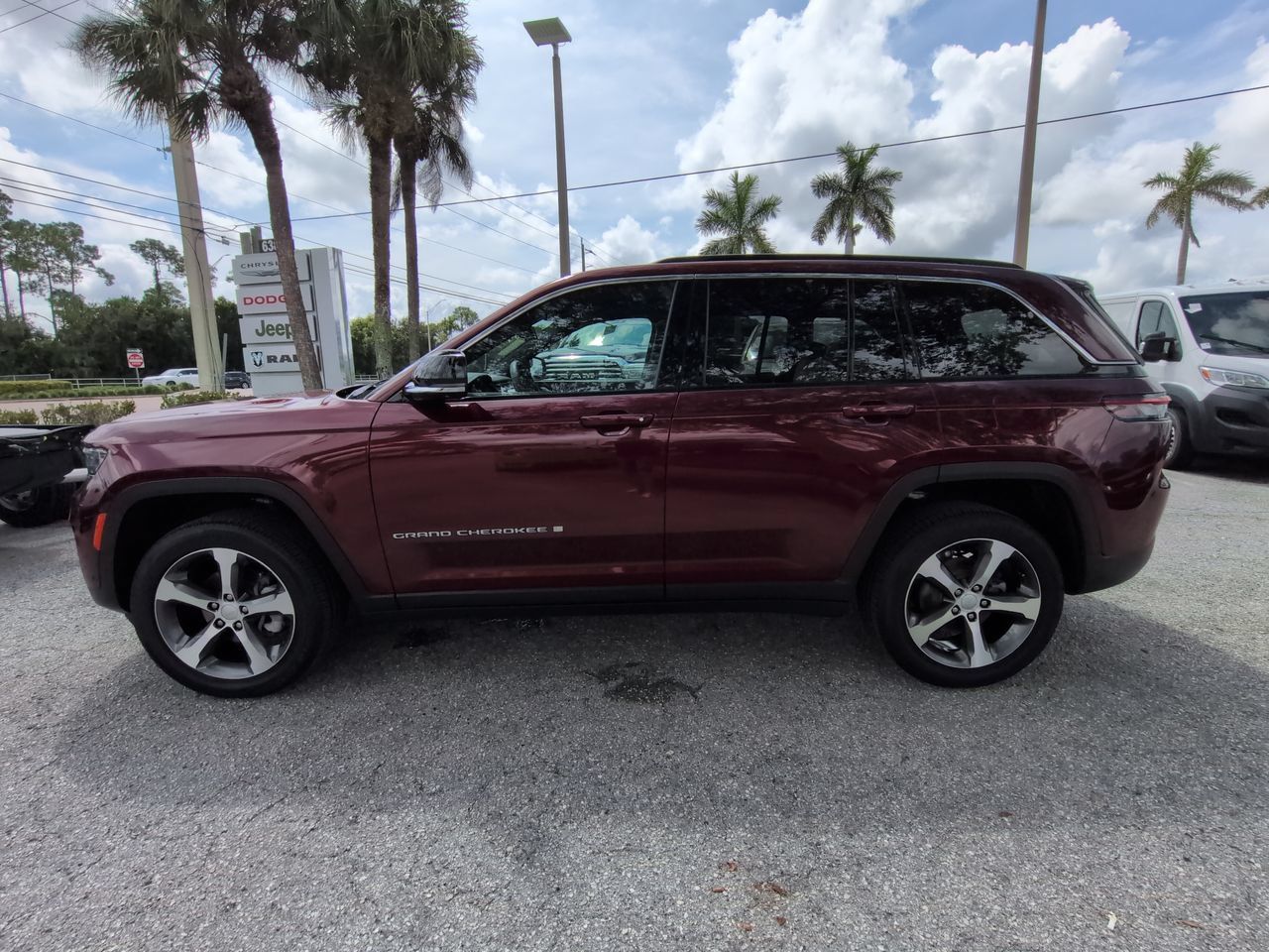 Used 2024 Jeep Grand Cherokee Limited w/ Luxury Tech Group II AWD/4WD image 8