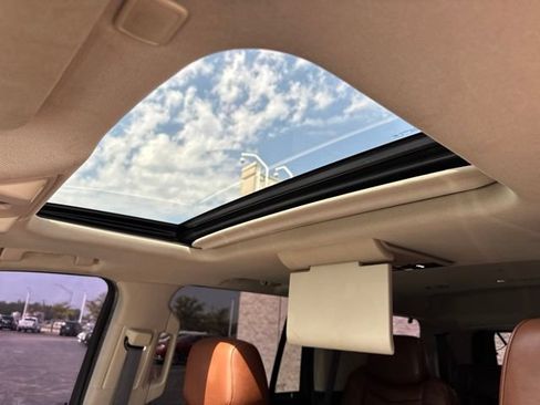 Used 2017 Cadillac Escalade Luxury AWD/4WD image 16