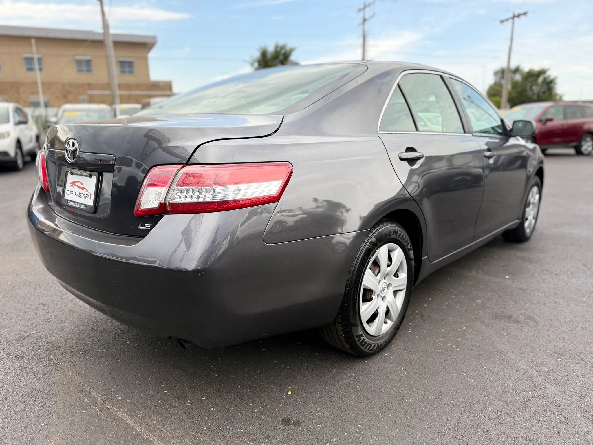 Used 2010 Toyota Camry LE FWD image 3