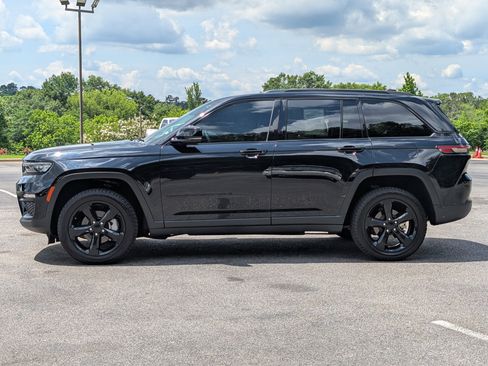 Used 2023 Jeep Grand Cherokee Limited w/ Black Appearance Package AWD/4WD image 6