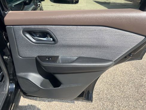 Used 2021 Nissan Rogue SV image 15