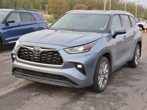 Used 2022 Toyota Highlander Limited AWD/4WD image 3
