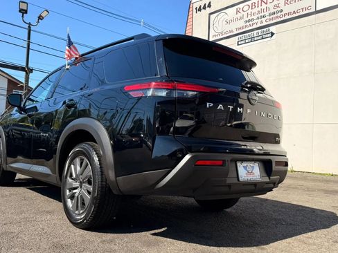 Used 2024 Nissan Pathfinder SV FWD image 8