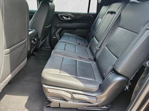 Used 2024 Chevrolet Suburban LT RWD image 18