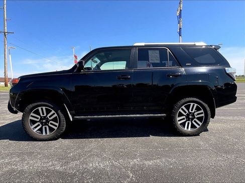 Used 2018 Toyota 4Runner SR5 AWD/4WD image 3