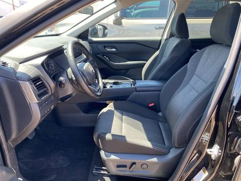 Used 2025 Nissan Rogue SV image 8