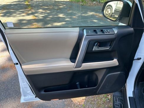 Used 2018 Toyota 4Runner SR5 Premium w/ Wilderness Package AWD/4WD image 14