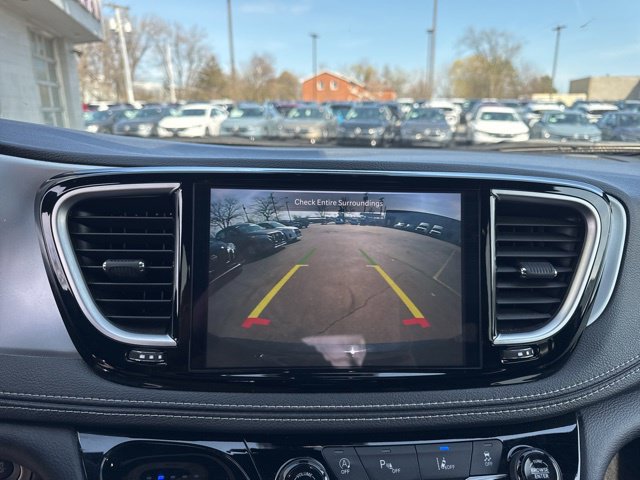 Used 2025 Chrysler Pacifica Limited FWD image 14