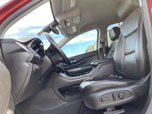 Used 2023 GMC Acadia SLT image 15