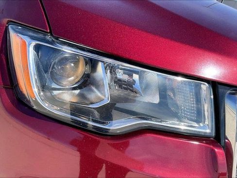 Used 2019 Jeep Grand Cherokee Laredo image 35