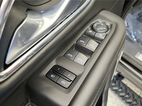 Used 2022 Chevrolet Suburban Z71 w/ Luxury Package AWD/4WD image 36