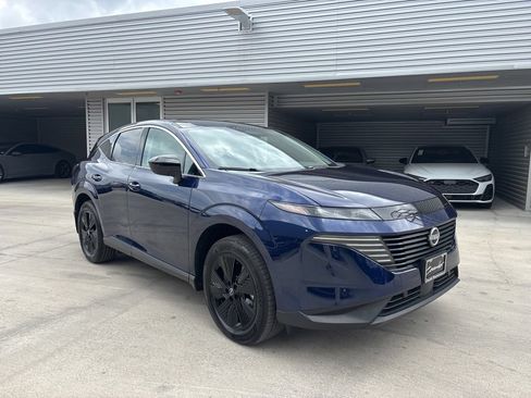 Used 2025 Nissan Murano SV AWD/4WD image 3