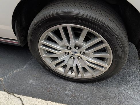 Used 2022 Ford Expedition Limited image 5