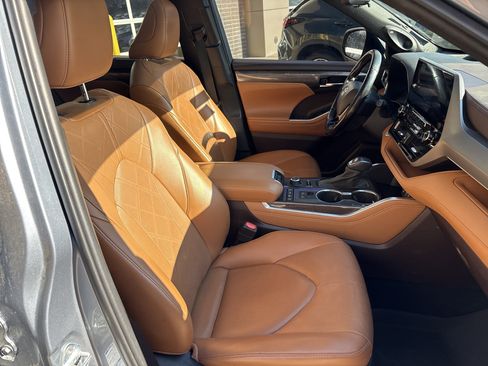 Used 2022 Toyota Highlander Platinum image 32