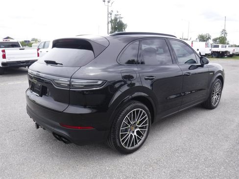 Used 2023 Porsche Cayenne Platinum Edition AWD/4WD image 2