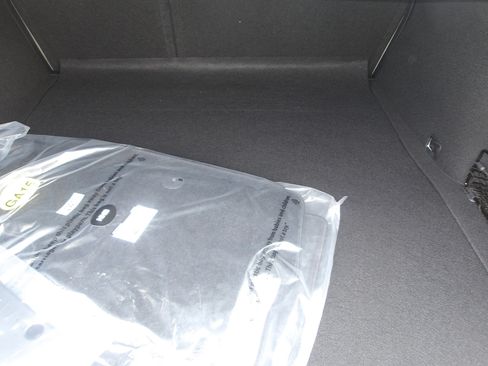 Used 2025 Genesis G70 2.5T image 13