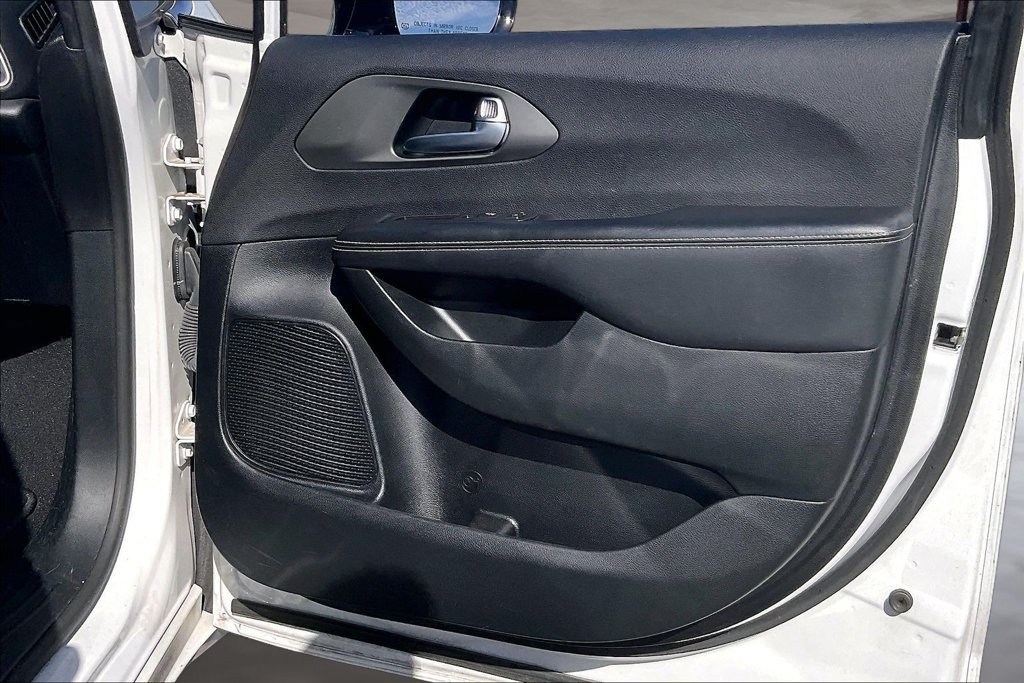 Used 2025 Chrysler Pacifica Select FWD image 26