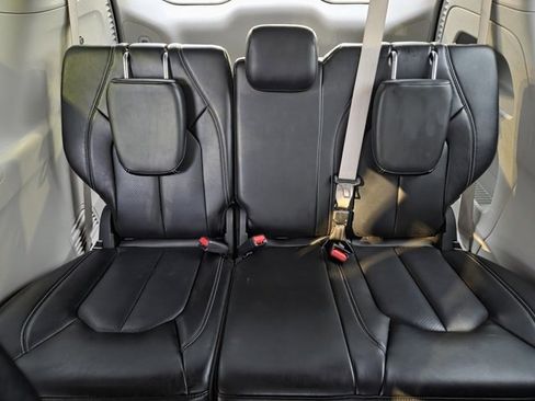 Used 2023 Chrysler Pacifica Touring-L image 31
