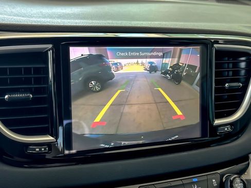 Used 2023 Chrysler Pacifica Touring-L FWD image 19