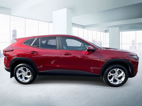 Used 2024 Chevrolet Trax LS w/ LS Convenience Package FWD image 2