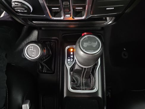 Used 2022 Jeep Wrangler Unlimited Sahara w/ Cold Weather Group AWD/4WD image 21