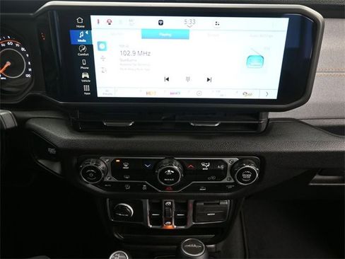 Used 2025 Jeep Gladiator Sport image 14