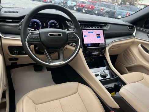 Used 2025 Jeep Grand Cherokee Limited w/ Luxury Tech Group II image 22