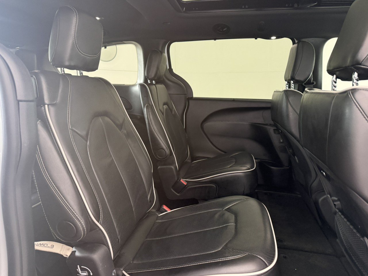 Used 2025 Chrysler Pacifica Limited FWD image 14