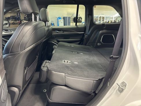 Used 2024 Jeep Grand Cherokee Limited w/ Black Appearance Package image 38