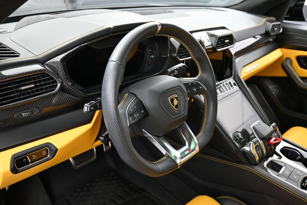 Used 2022 Lamborghini Urus AWD/4WD image 16