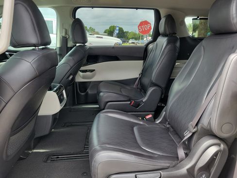 Used 2024 Kia Carnival EX FWD image 16