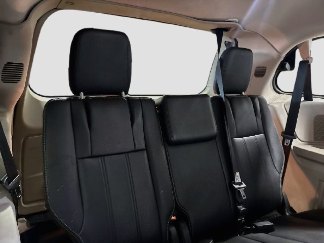 Used 2014 Chrysler Town & Country Touring FWD image 18