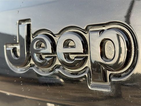 Used 2017 Jeep Grand Cherokee Altitude image 11