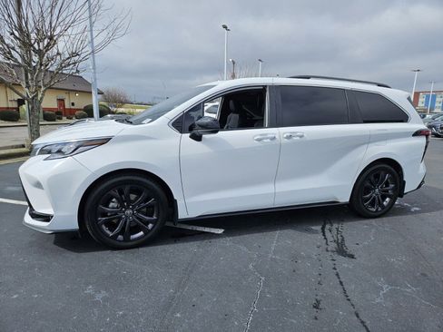 Used 2022 Toyota Sienna XSE image 3