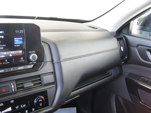Used 2025 Nissan Pathfinder S FWD image 21