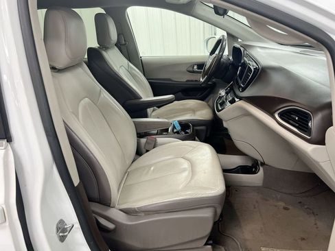Used 2018 Chrysler Pacifica Touring-L FWD image 21