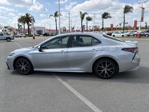 Used 2023 Toyota Camry SE image 2