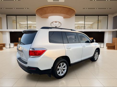 Used 2013 Toyota Highlander Plus FWD image 4