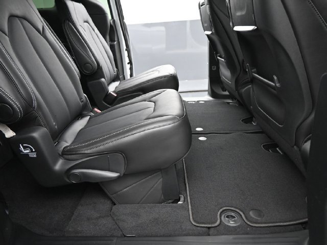 New 2025 Chrysler Pacifica Select w/ Uconnect Theater Family Group AWD/4WD image 15