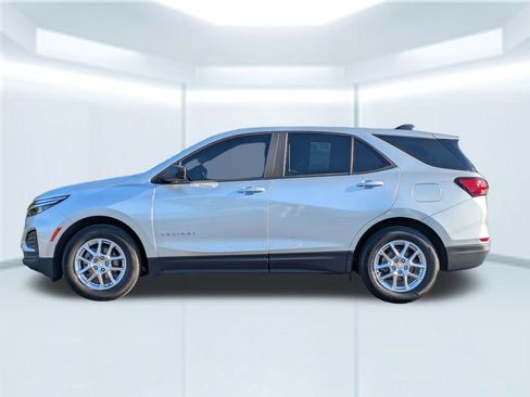 Used 2022 Chevrolet Equinox LS image 2