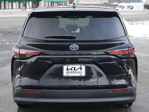 Used 2021 Toyota Sienna LE image 11