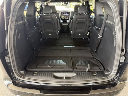 Used 2025 Chrysler Pacifica Select FWD image 31