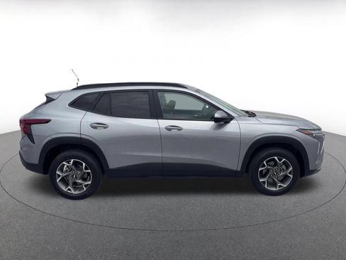 Used 2025 Chevrolet Trax LT FWD image 16