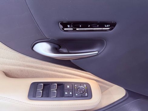 Used 2023 Lexus LS 500 w/ Accessory Package (Z2) RWD image 18