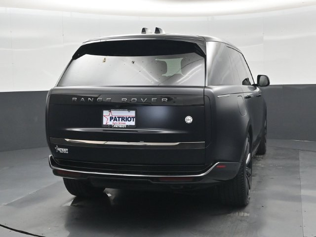 Used 2024 Land Rover Range Rover SV AWD/4WD image 2