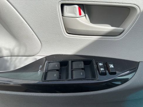 Used 2012 Toyota Sienna LE image 11